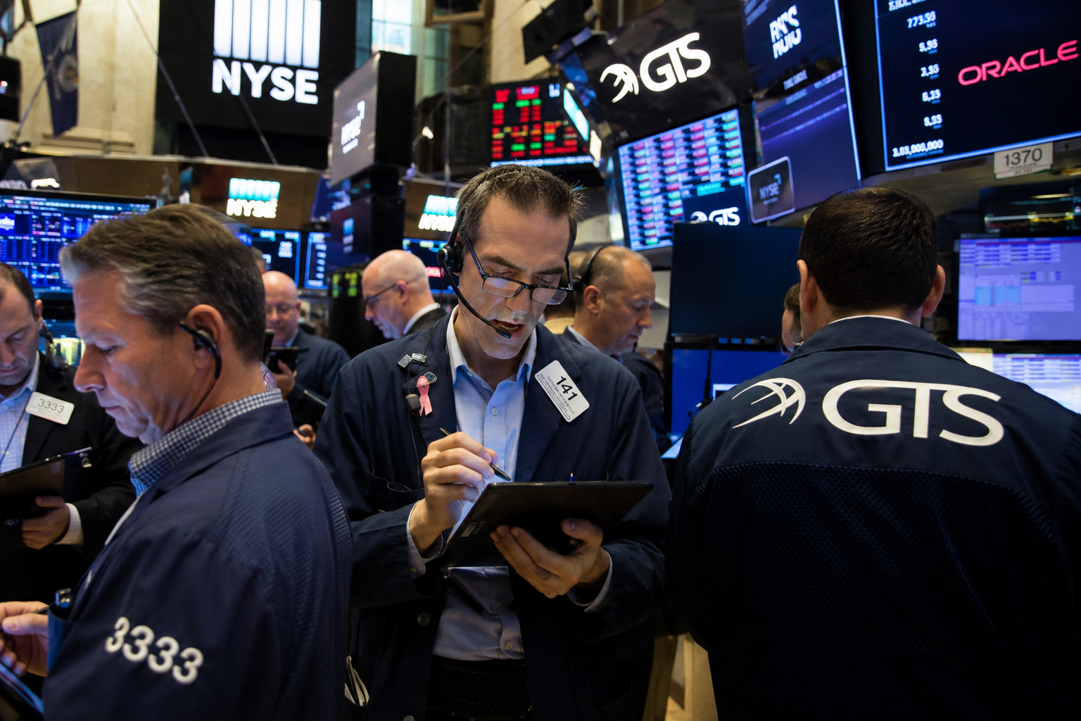Dow closes 198 pts higher as US stocks close mixed ahead of earnings